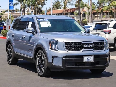 Used 2023 Kia Telluride EX w/ EX Captain's Chair Package FWD image 3
