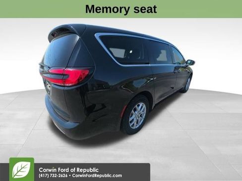 Used 2024 Chrysler Pacifica Touring-L image 5