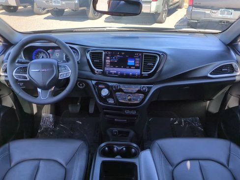 Used 2025 Chrysler Pacifica Select image 15