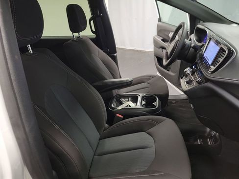 Used 2024 Chrysler Pacifica Touring FWD image 22