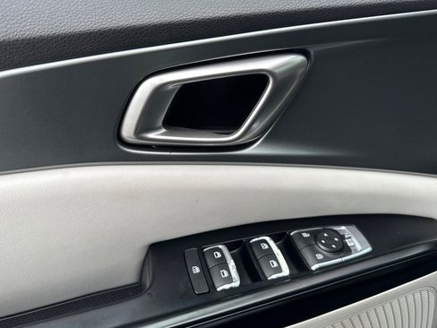 Certified 2023 Kia Carnival LX image 14