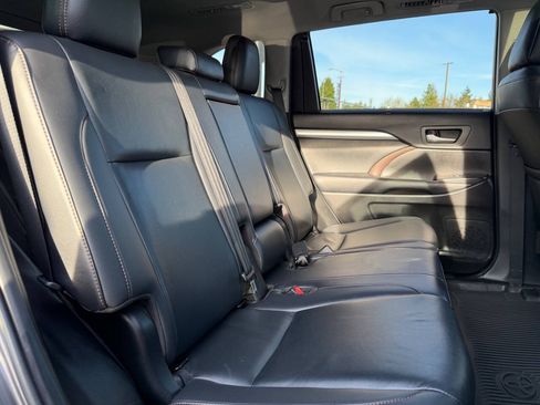 Used 2019 Toyota Highlander XLE AWD/4WD image 19