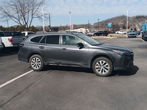 Used 2025 Subaru Outback Premium image 2