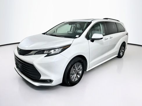Used 2023 Toyota Sienna XLE FWD image 3