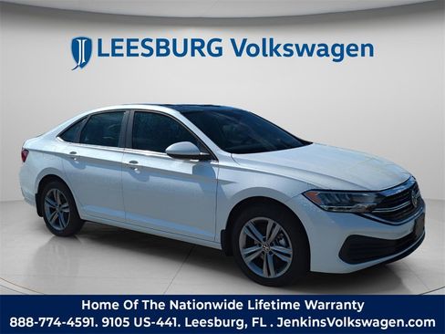 Used 2024 Volkswagen Jetta SE image 1