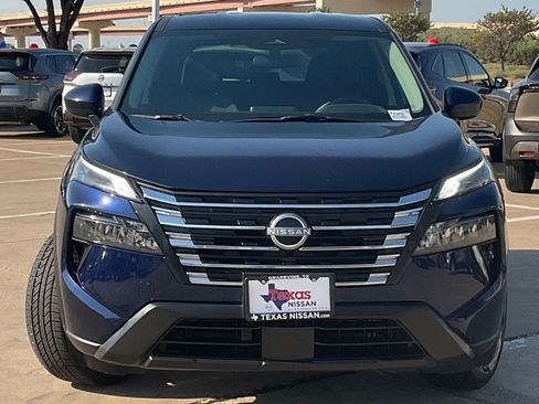 Used 2025 Nissan Rogue SV FWD image 2