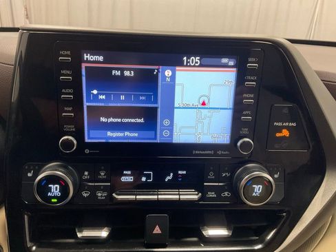Used 2022 Toyota Highlander XLE image 16