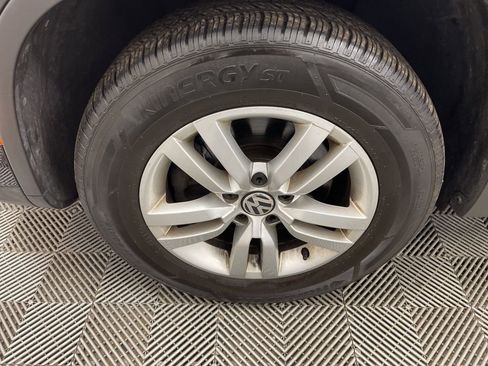 Used 2014 Volkswagen Tiguan S image 32