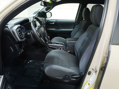 Used 2017 Toyota Tacoma TRD Sport image 10