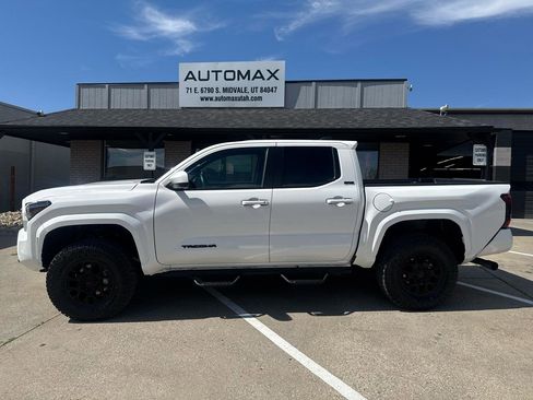 Used 2025 Toyota Tacoma SR5 AWD/4WD image 9
