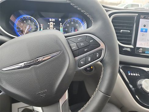 Used 2024 Chrysler Pacifica Touring-L image 22
