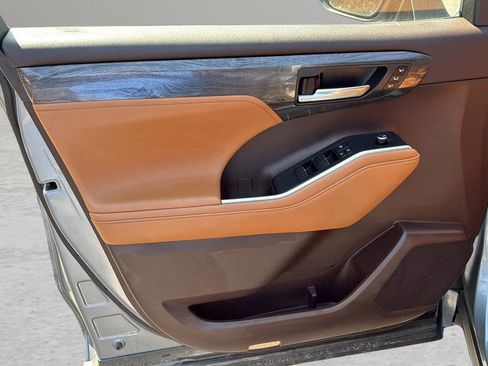 Used 2020 Toyota Highlander Platinum image 10