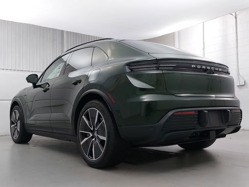New 2026 Porsche Macan 4 Electric image 3