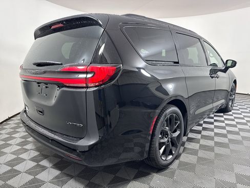 New 2026 Chrysler Pacifica Limited w/ S Appearance Package image 18