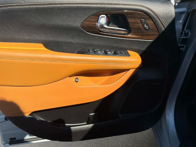 Used 2023 Chrysler Pacifica Pinnacle FWD image 14