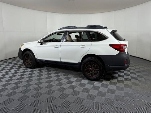 Used 2017 Subaru Outback 2.5i Premium image 3