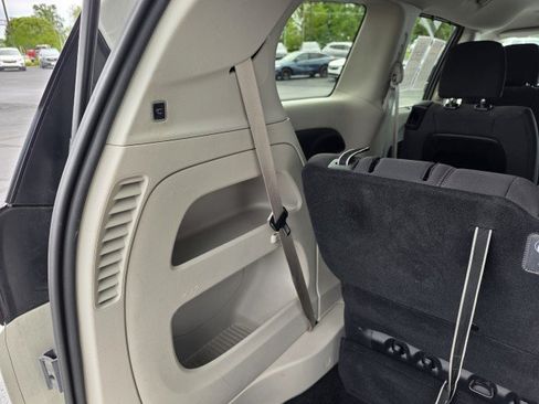 Used 2020 Chrysler Pacifica Touring w/ Advanced Safetytec Group FWD image 11