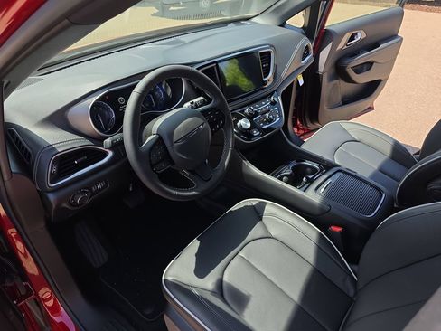 New 2027 Chrysler Pacifica Limited FWD image 18