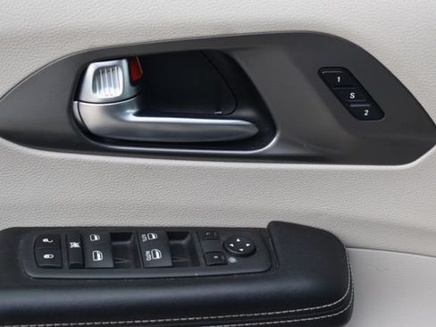 Used 2022 Chrysler Pacifica Touring-L FWD image 12