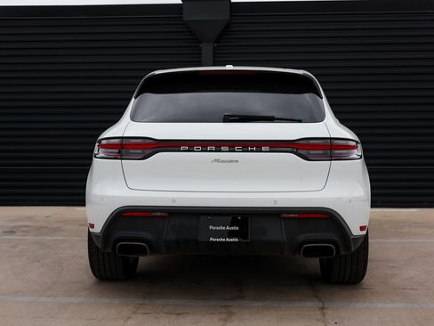 Certified 2022 Porsche Macan image 6