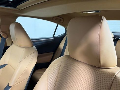 Certified 2025 Lexus ES 300h w/ Premium Package image 15