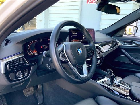 Used 2022 BMW 530i xDrive w/ Premium Package AWD/4WD image 3