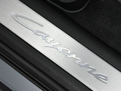 Used 2025 Porsche Cayenne image 22