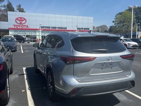 Used 2023 Toyota Highlander XLE image 3