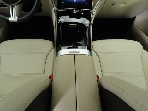 Used 2024 Mercedes-Benz GLC 300 4MATIC image 16