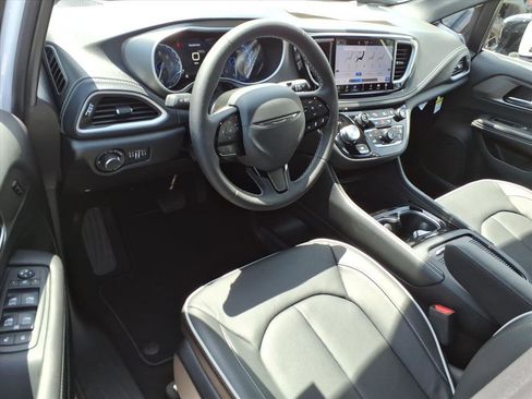 New 2027 Chrysler Pacifica Limited AWD/4WD image 18