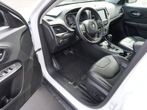 Used 2019 Jeep Cherokee Trailhawk AWD/4WD image 13