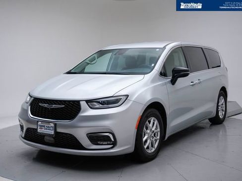 Used 2024 Chrysler Pacifica Touring-L image 1