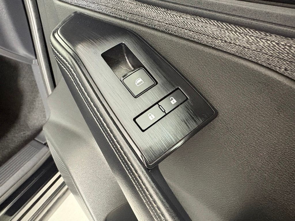 Used 2023 Nissan Rogue SV FWD image 13