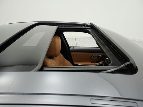 Used 2020 BMW 330i Sedan w/ M Sport Package RWD image 19