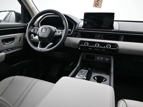 New 2025 Honda Pilot Touring image 10