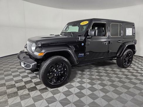 Used 2025 Jeep Wrangler Sahara w/ Safety Group image 9