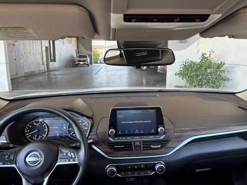 Used 2025 Nissan Altima 2.5 SV FWD image 33