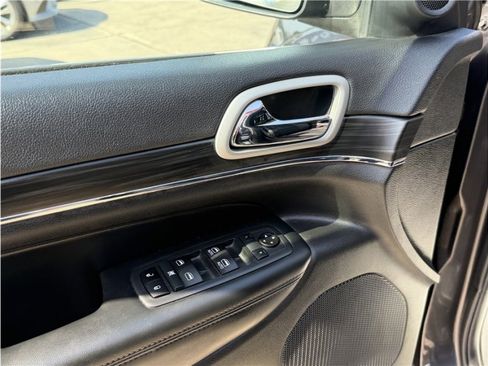 Used 2020 Jeep Grand Cherokee Limited w/ Luxury Group II RWD image 16