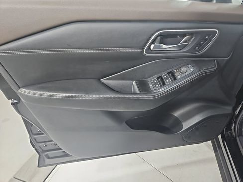Used 2021 Nissan Rogue Platinum FWD image 11