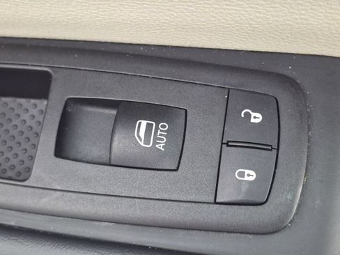 Used 2023 Chrysler Pacifica Touring-L FWD image 35
