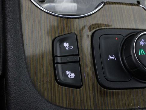 Used 2022 GMC Acadia SLE w/ Driver Convenience Package FWD image 25