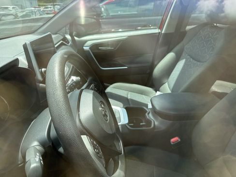 Used 2025 Toyota RAV4 XLE w/ Convenience Package image 5