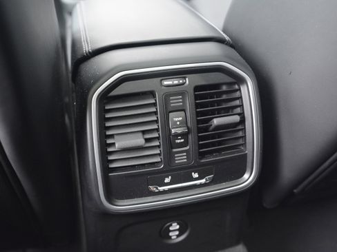 Certified 2025 Porsche Macan image 33