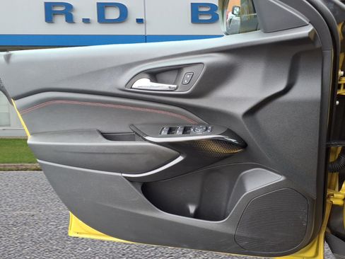 Used 2024 Chevrolet Trax RS w/ Sunroof Package FWD image 9