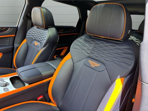 Used 2024 Bentley Bentayga image 25