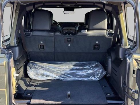 Used 2025 Jeep Wrangler Unlimited Rubicon AWD/4WD image 8
