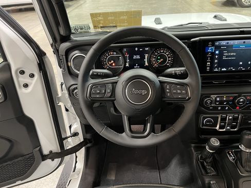 Certified 2025 Jeep Gladiator Sport AWD/4WD image 14