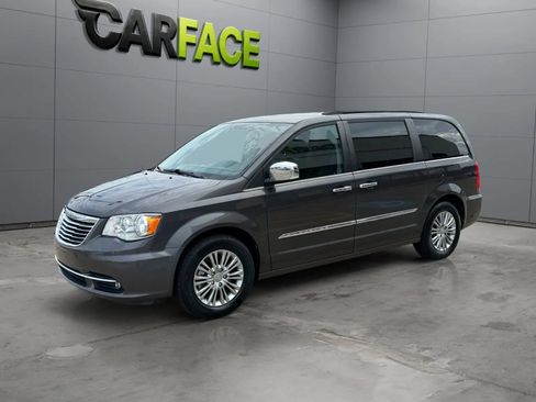 Used 2016 Chrysler Town & Country Touring-L w/ Driver Convenience Group FWD image 4