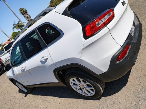 Used 2018 Jeep Cherokee Latitude Plus w/ Comfort/Convenience Group FWD image 8