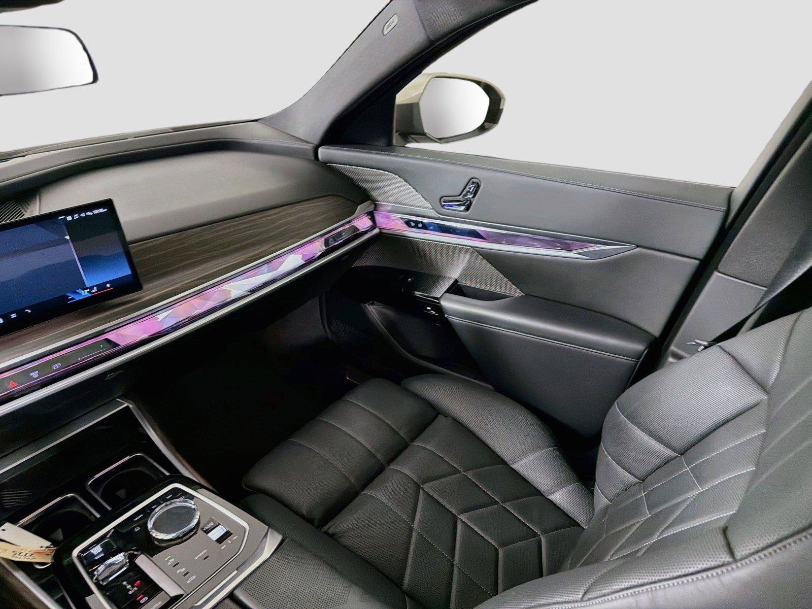 Used 2024 BMW 760i xDrive AWD/4WD image 25
